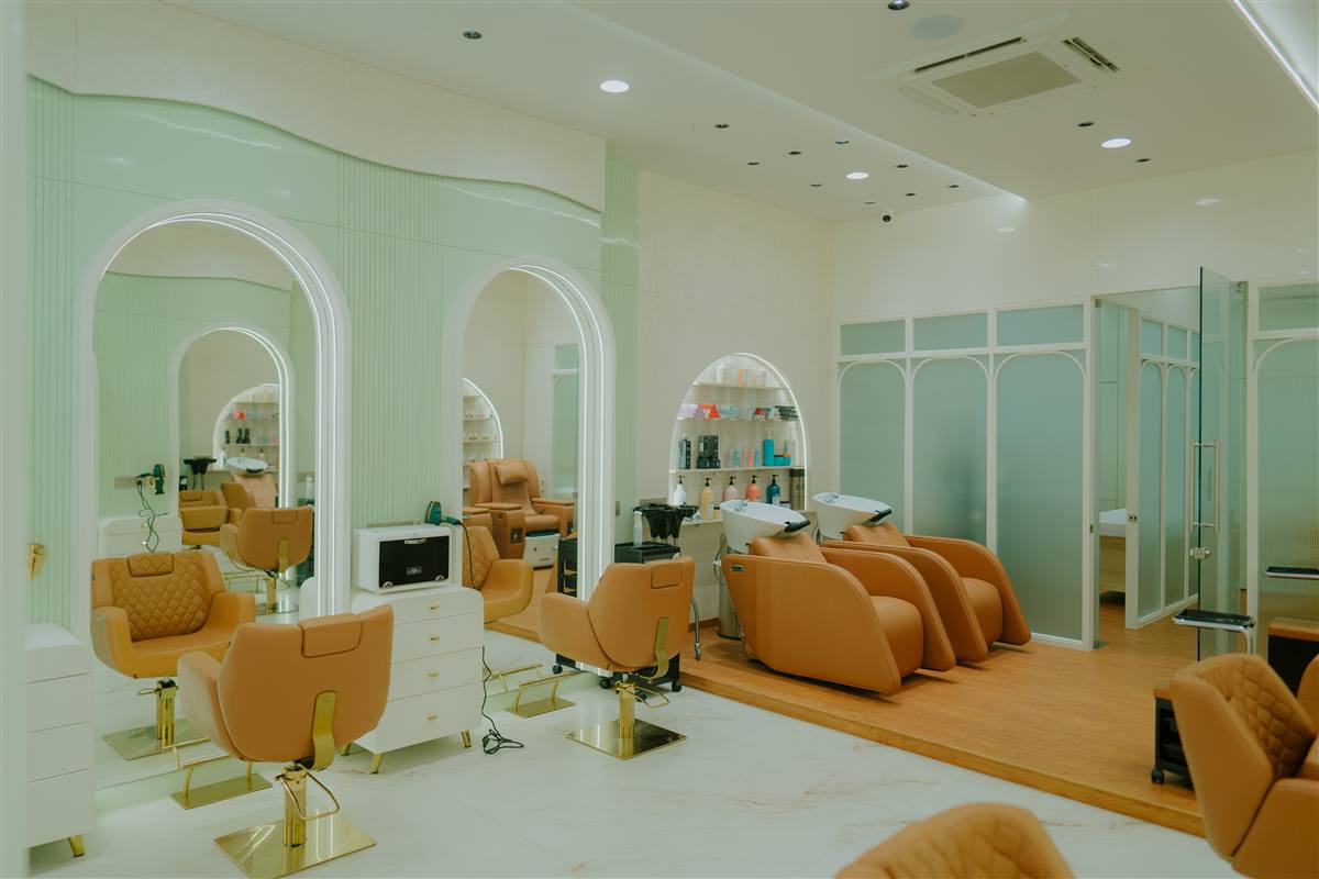 Omorfia The Salon — styling chairs with arched mirrors and product shelves